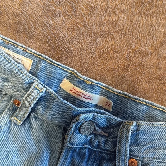 Levi’s Ribcage Shorts - Picture 3 of 3